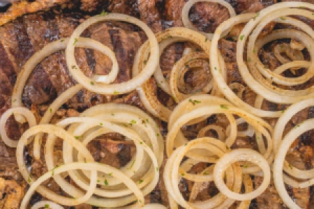 BISTEC ENCEBOLLADO CATERING