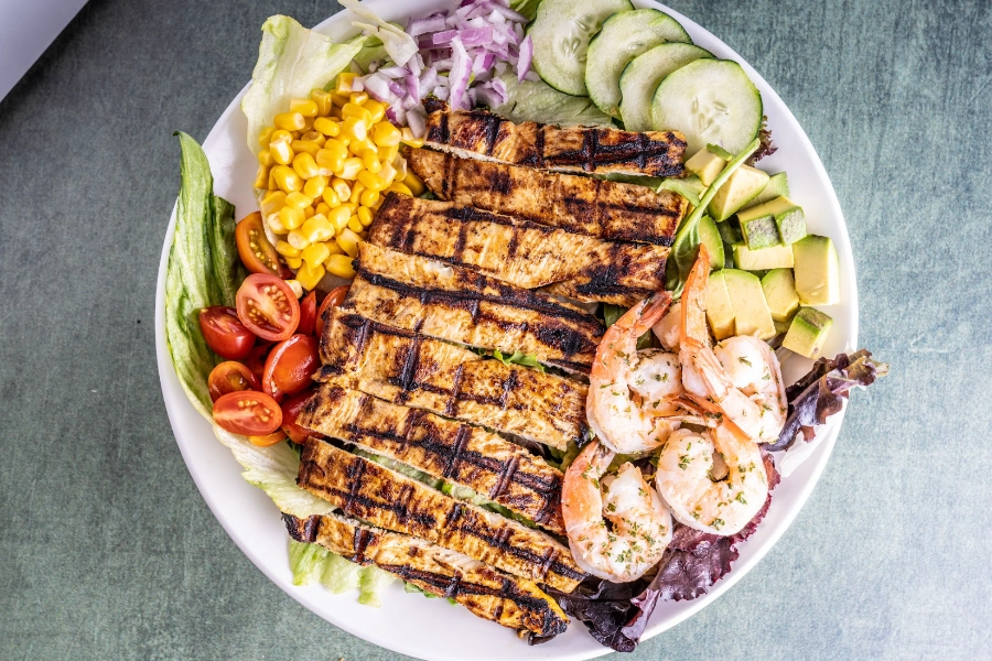 Ensalada De Pollo Y Camarones Al Ajillo