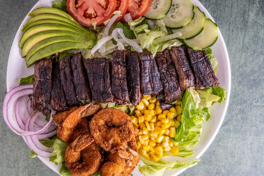 Ensalada De Churrasco Y Camarones Empanizados