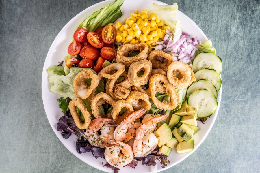 Ensalada de Camarones y Calamares Fritos